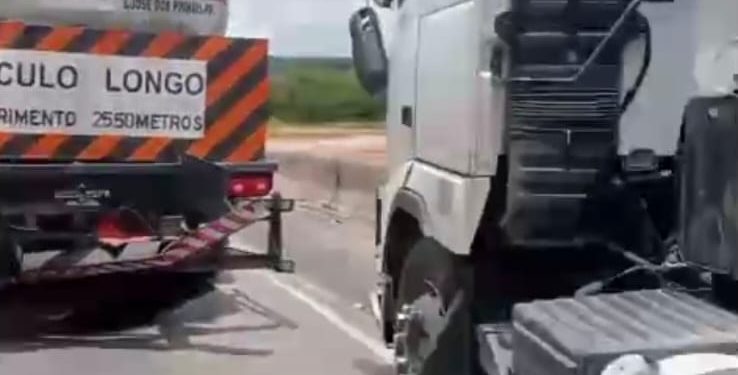 Acidente na tarde desta quarta-feira por volta das 14 horas na BR-101 sentido sul complica o trânsito em Balneário Piçarras.