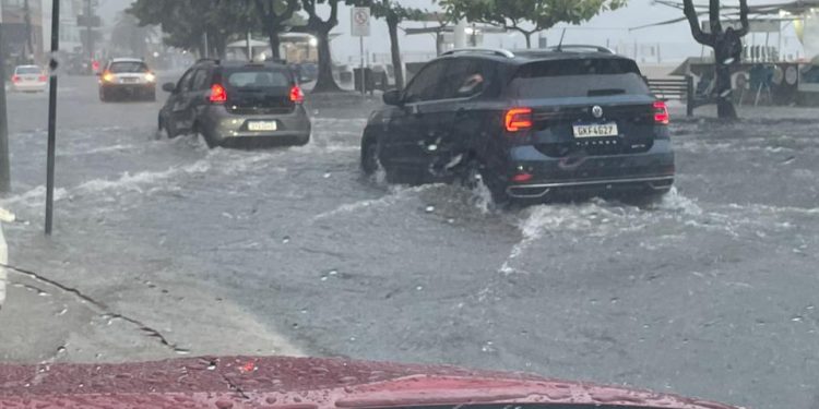 Chuvas Torrenciais em Balneário Camboriú: Cidade Declara Emergência Após 197,8 mm em 24 Horas