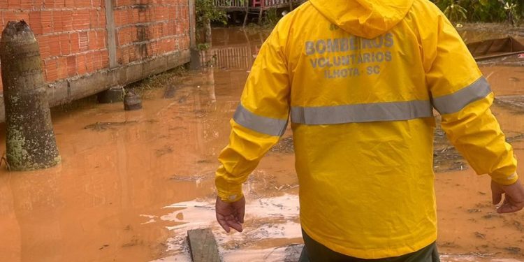 Corpo de Bombeiros Voluntários de Ilhota Realiza Operação de Resgate em Área Ilhada