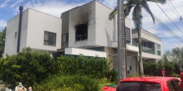 Tragédia em Balneário Camboriú: Homem romeno atira em casal e incendeia residência