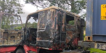Incêndio em carreta na BR 101 é contido por bombeiros em Barra Velha