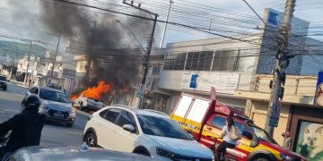 Incidente em Itajaí: Veículo Montana é consumido por incêndio no Bairro Dom Bosco