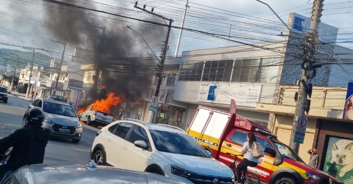 Incidente em Itajaí: Veículo Montana é consumido por incêndio no Bairro Dom Bosco