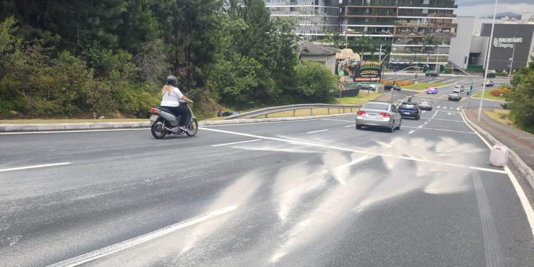 Veículo derrapa em mancha de óleo na Avenida Panorâmica